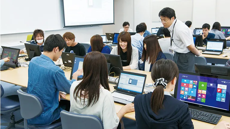 学生たちが実習施設で学習する様子