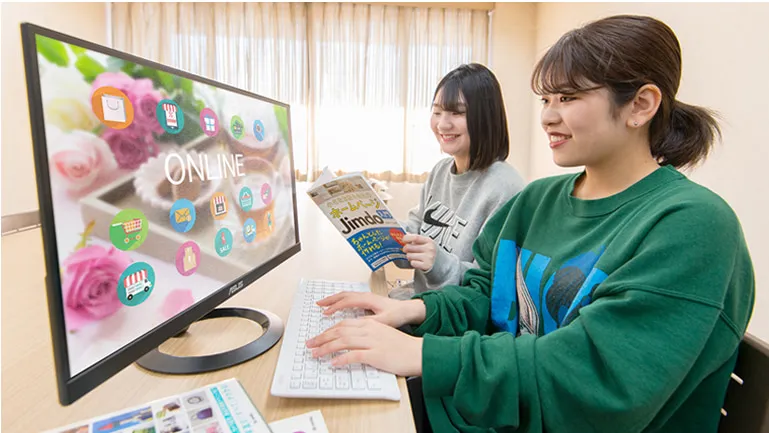 パソコン作業をしている学生たち