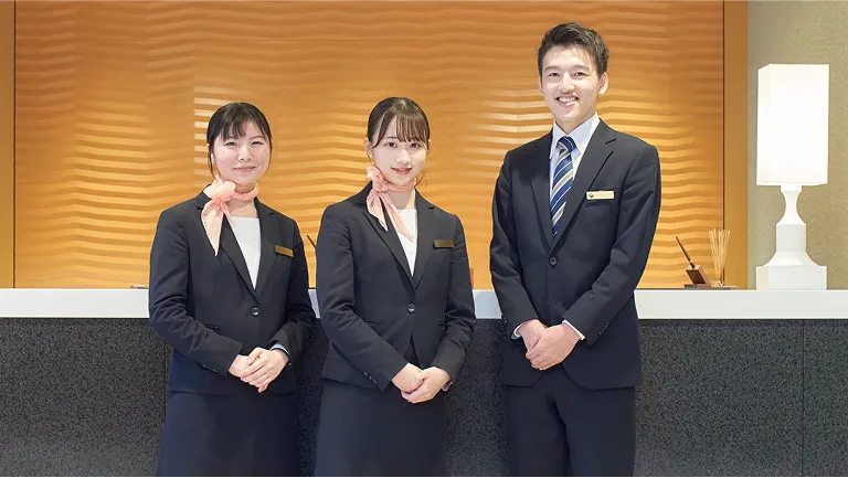 スーツを着ている学生たち