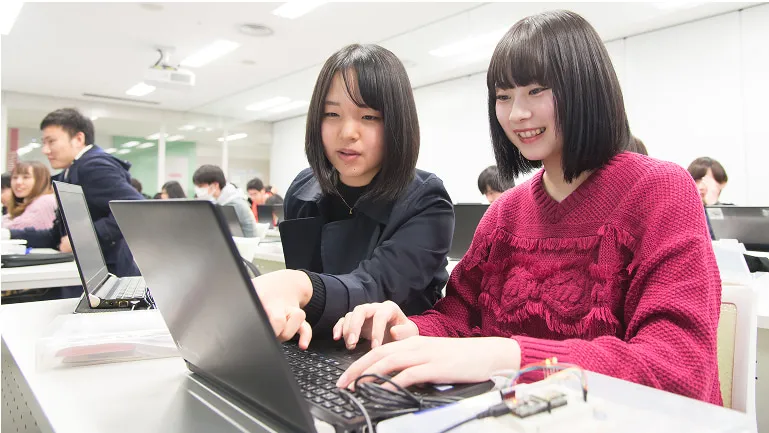 学生たちがパソコン作業をしている様子