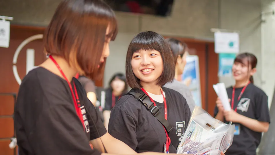 学生たちがイベントブースの準備をする様子