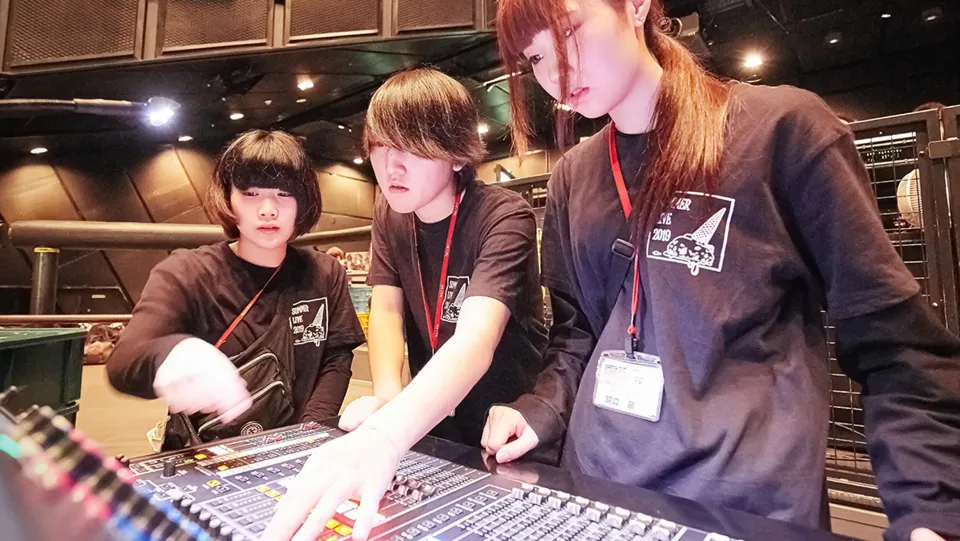 学生たちがイベントブースの準備をする様子