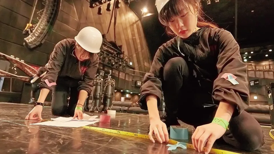 学生たちがイベントブースの準備をする様子