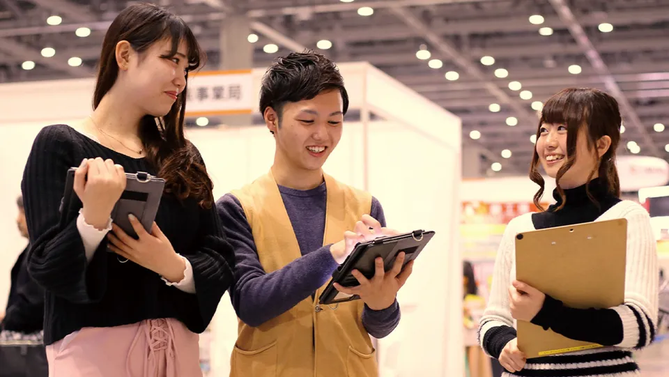 学生たちがイベントブースの準備をする様子