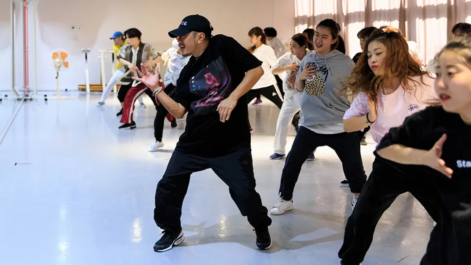 大きな鏡と窓がある広々としたダンススタジオ