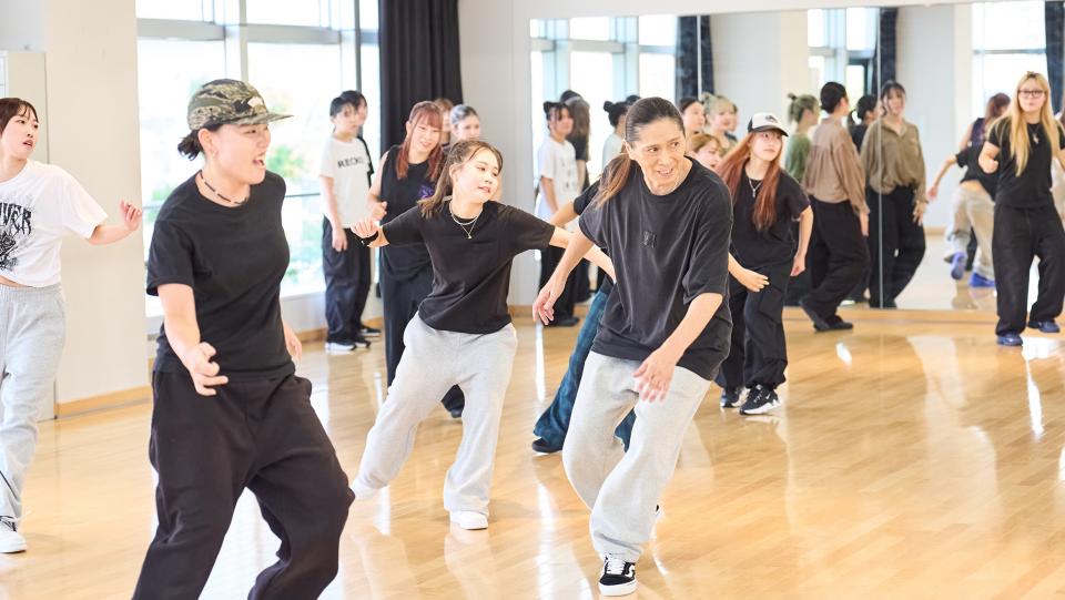 スタジオでダンスを練習する講師と学生たち