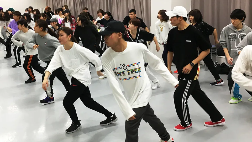 大きな鏡と窓がある広々としたダンススタジオ