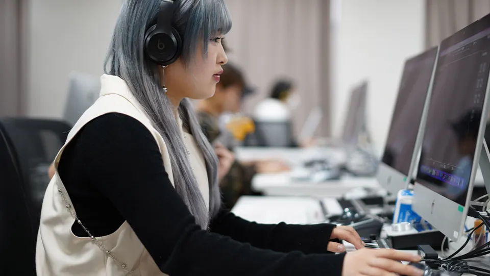 学生がライブパフォーマンスをする様子