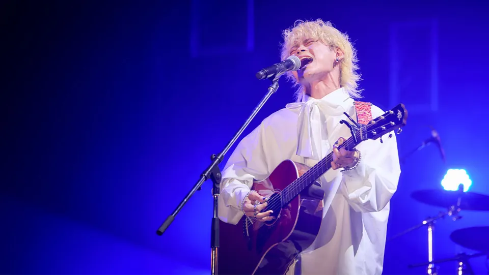 学生がライブパフォーマンスをする様子