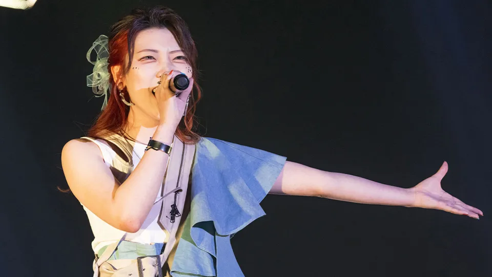 学生がライブパフォーマンスをする様子