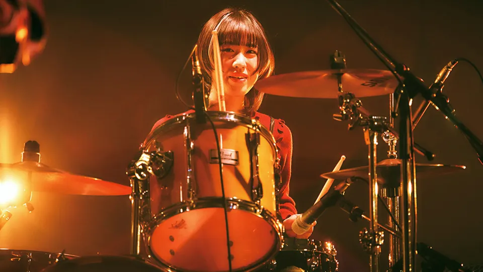 学生がライブパフォーマンスをする様子