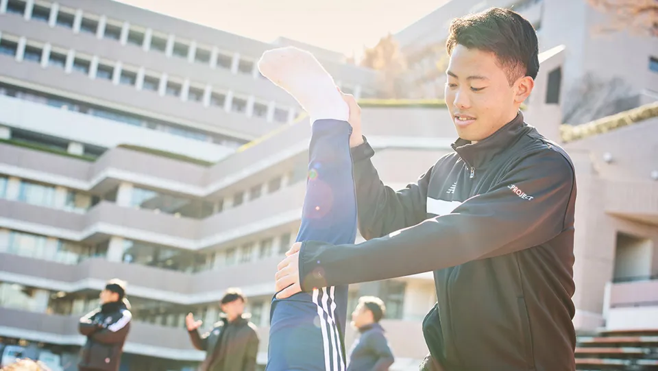 学生がストレッチのサポートをしている様子