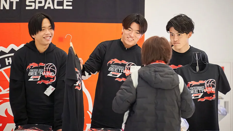 ウエイトマシンを使って筋トレをしている学生