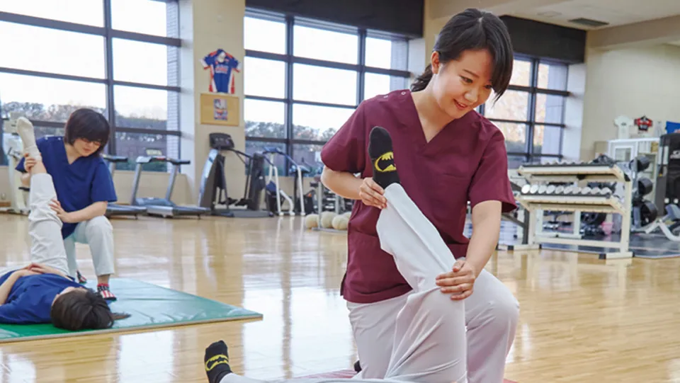 学生たちが施術について学んでいる様子