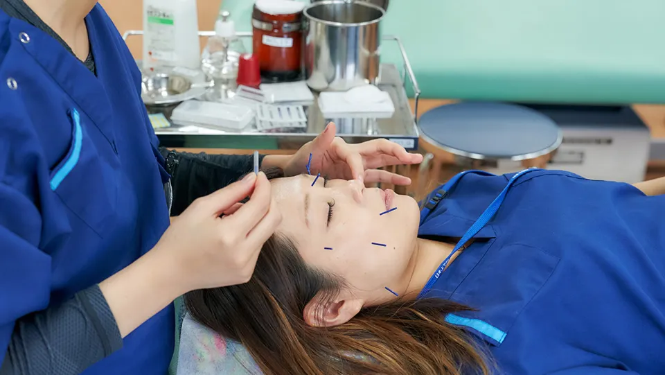 学生たちが施術について学んでいる様子