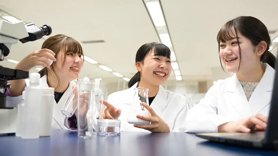 包丁でカットされた薔薇入り白カビサラミ『FUMI』