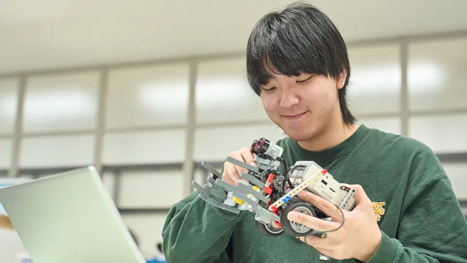 新幹線が駅に並んで停車している様子