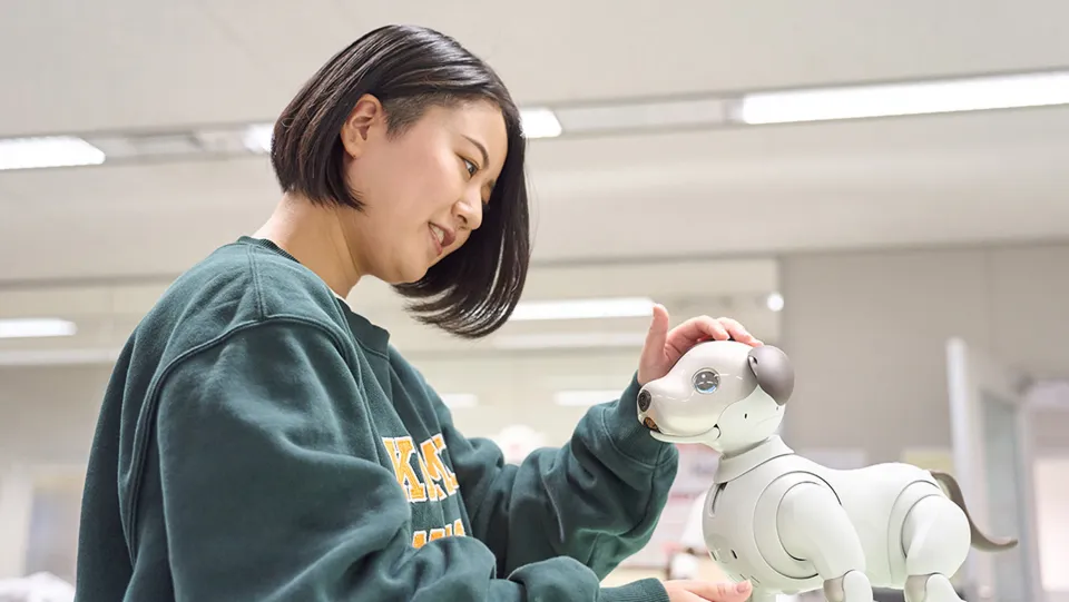 新幹線が駅に並んで停車している様子