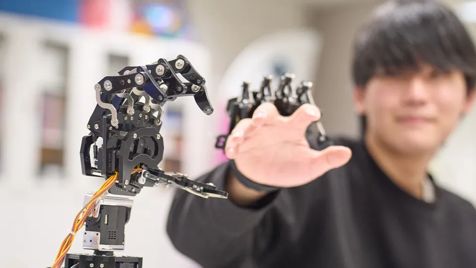 新幹線が駅に並んで停車している様子