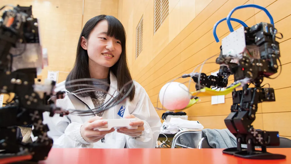 新幹線が駅に並んで停車している様子