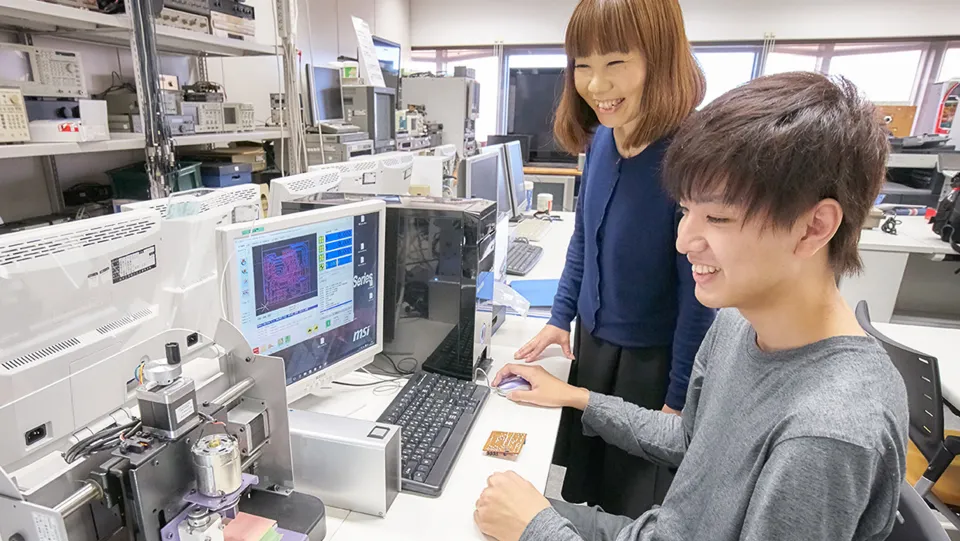 駅に新幹線が並んで停車している様子