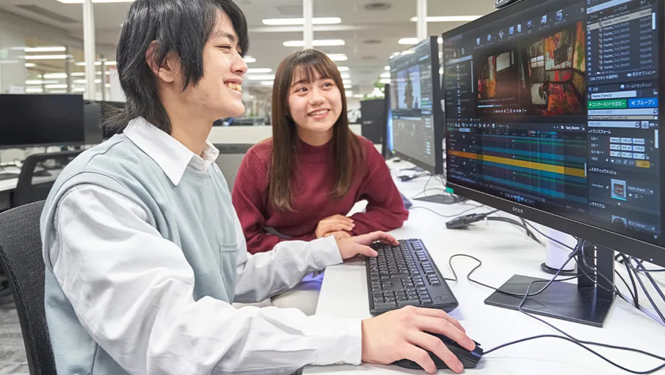 学生たちがゲーム制作スタジオでパソコン作業をしている様子