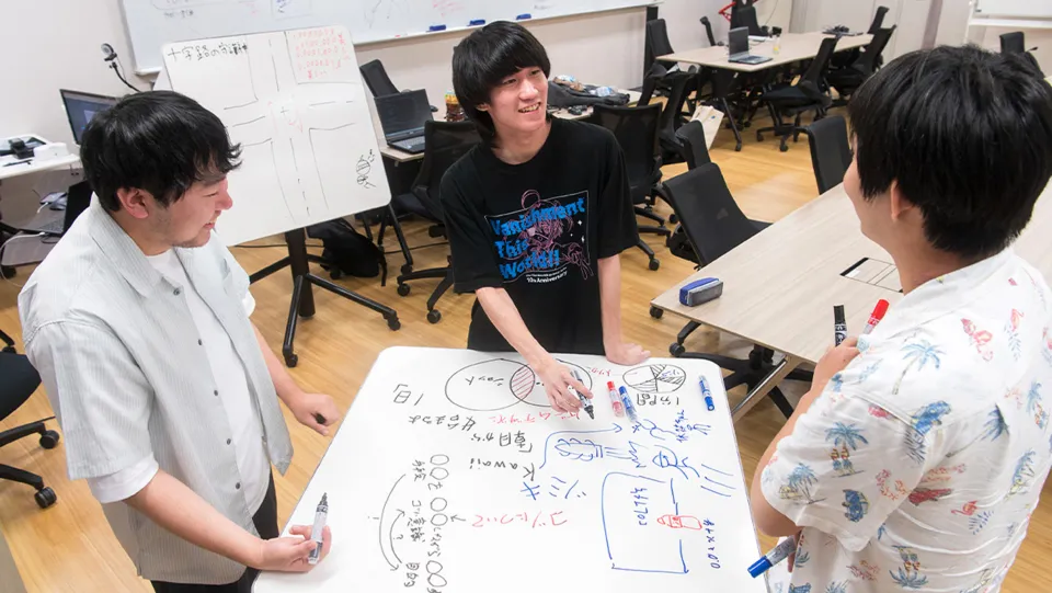 仕様書を作成している学生たち