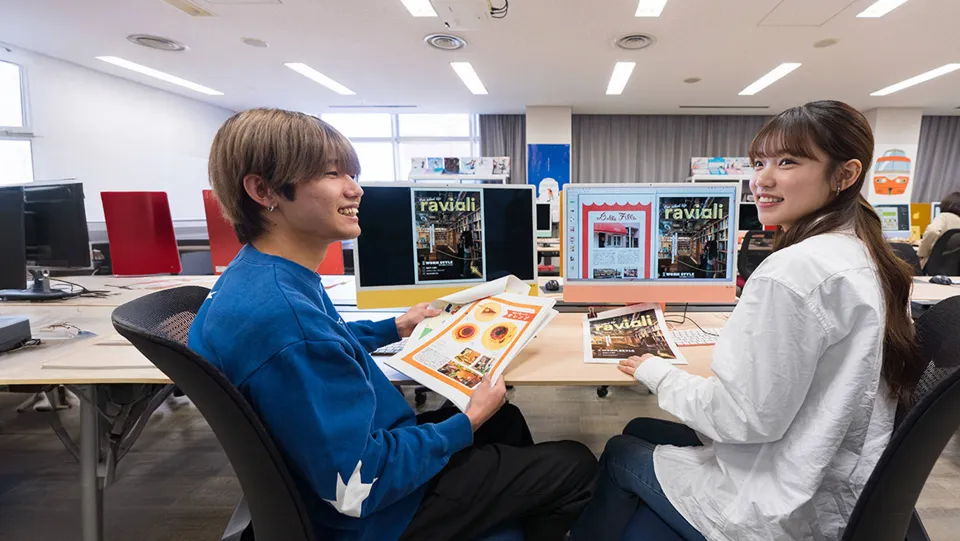 学生がデザインソフトを使って作業をしている様子