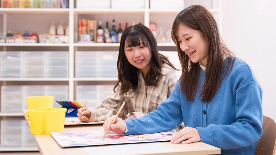 学生がデザインソフトを使って作業をしている様子