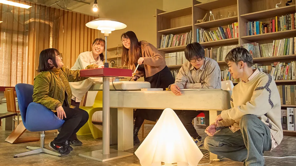 学生がデザインソフトを使って作業をしている様子