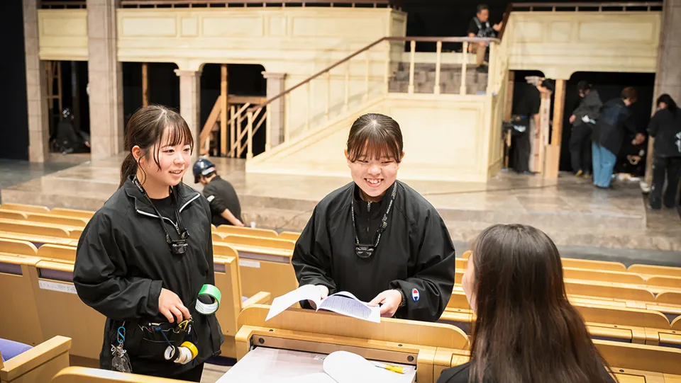 学生が笑顔で会話をしている様子