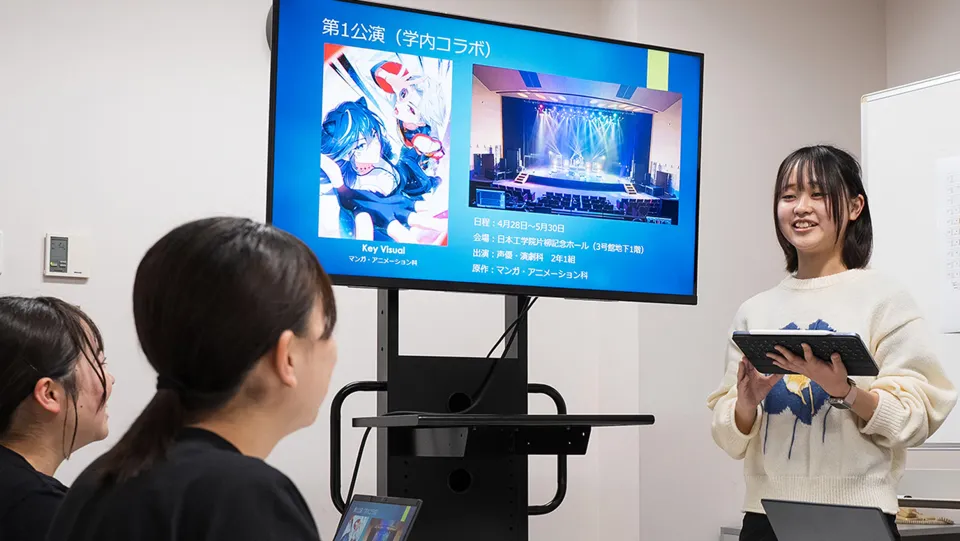 学生が笑顔で会話をしている様子