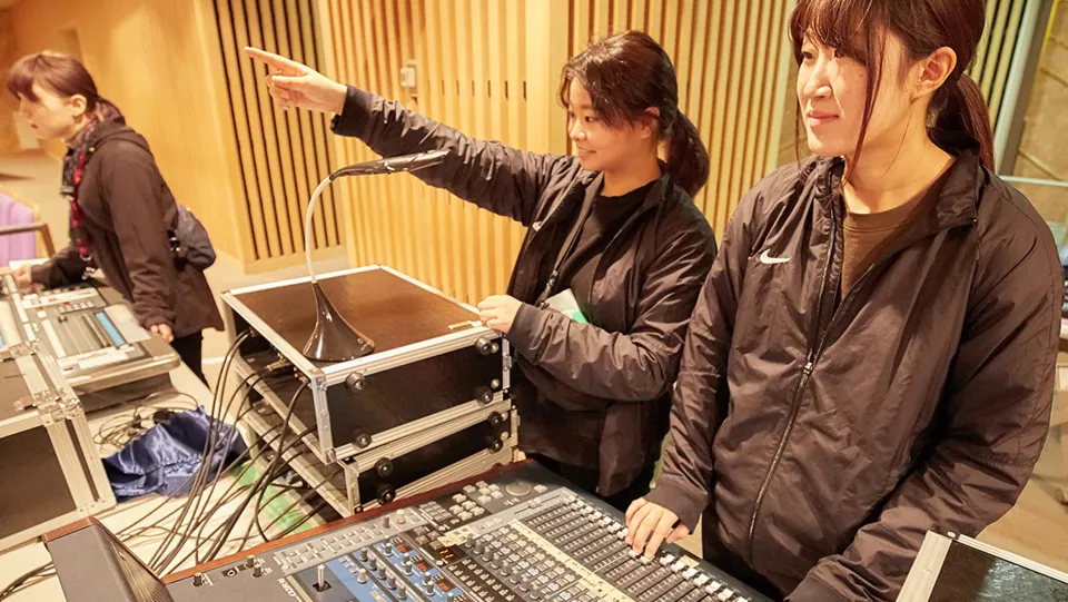 学生が笑顔で会話をしている様子