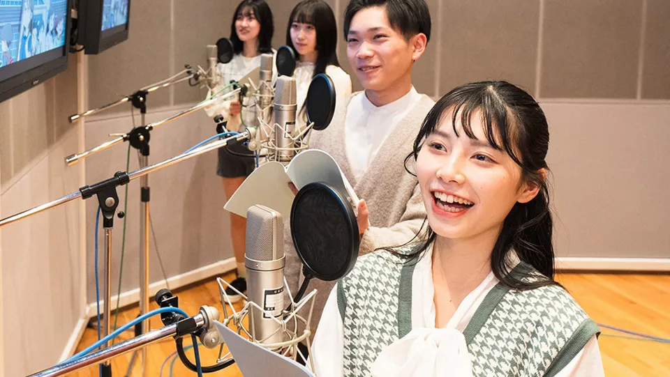 学生が茶風林先生の指導を受けている様子