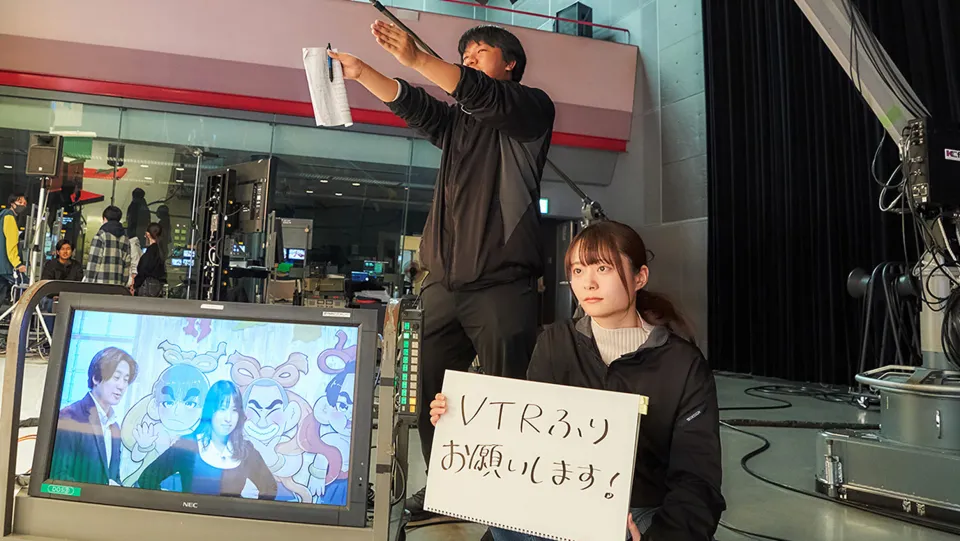 本格的なスタジオで実習中の学生たち