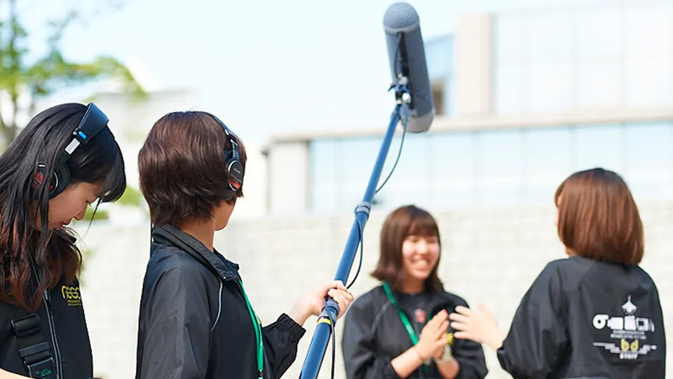 本格的なスタジオで実習中の学生たち