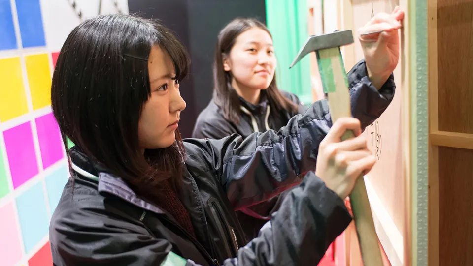 本格的なスタジオで実習中の学生たち