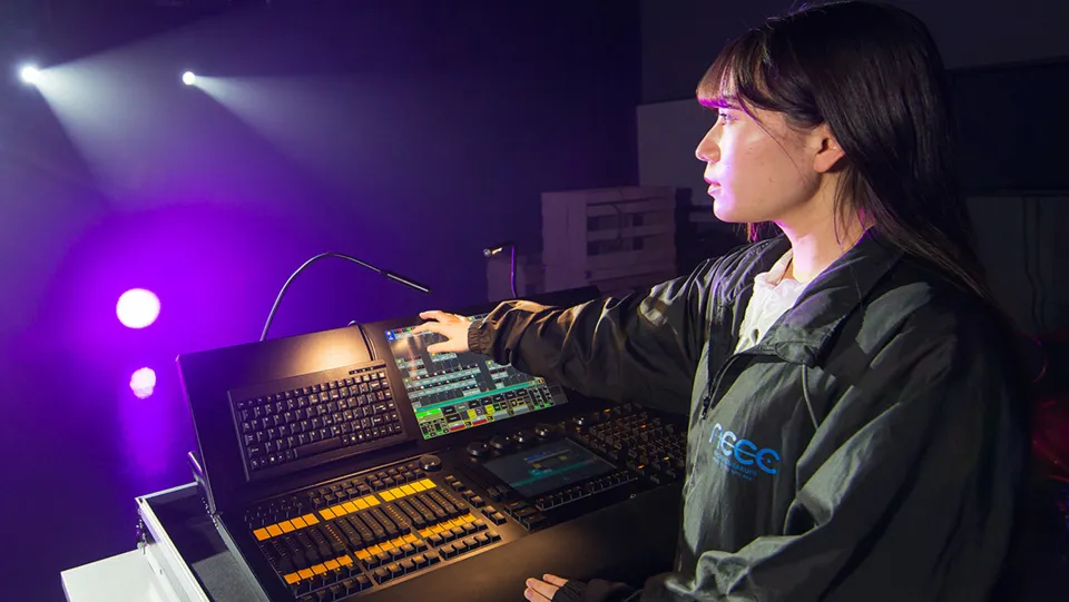 本格的なスタジオで実習中の学生たち