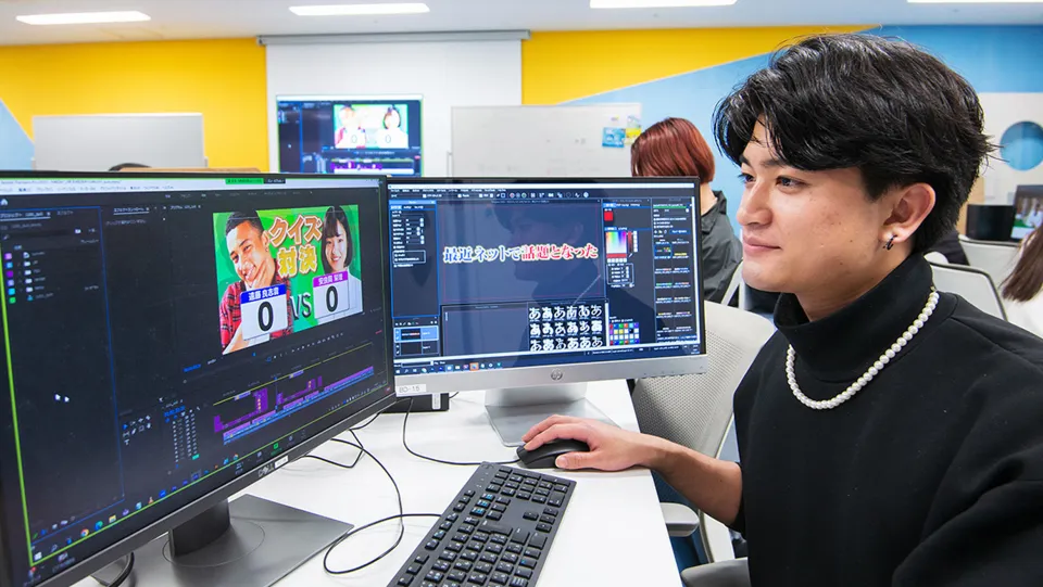 本格的なスタジオで実習中の学生たち