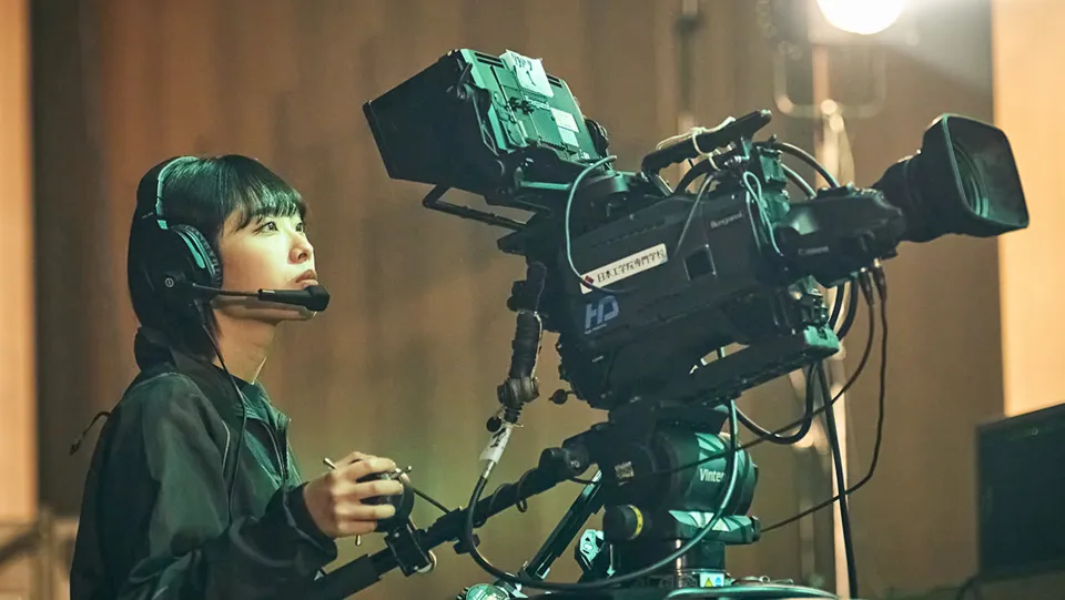 本格的なスタジオで実習中の学生たち