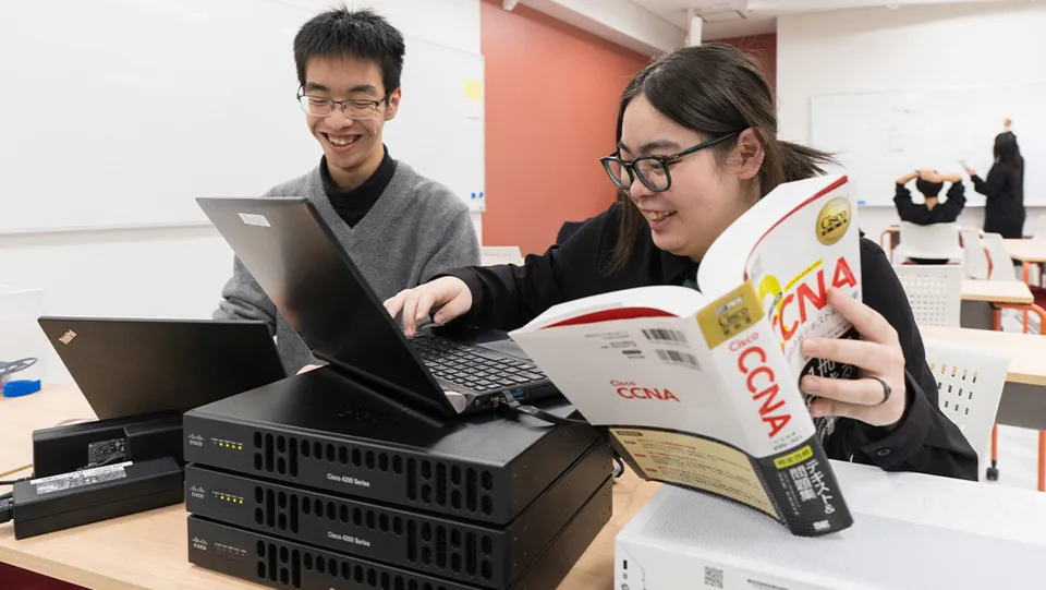 屋外で笑顔で話す中村 瞳さん