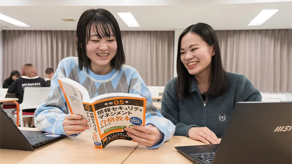 屋外で笑顔で話す中村 瞳さん