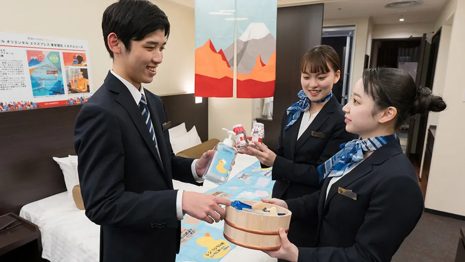 学生がスクリーンを使ってプレゼンテーションを行う様子