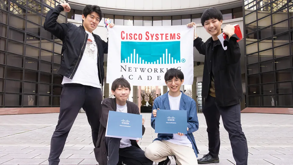 学生が機材とパソコンで学習する様子