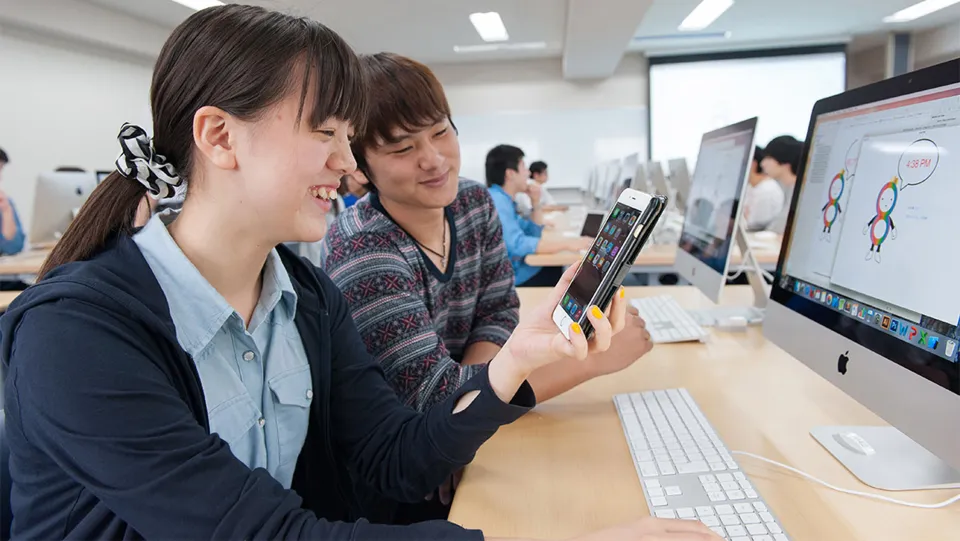 屋外で笑顔で話している佐藤 優成さん