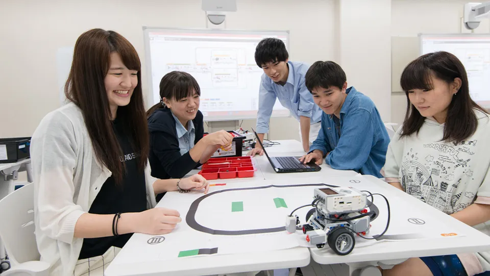 正面を向いて話す金山 ゆうさん