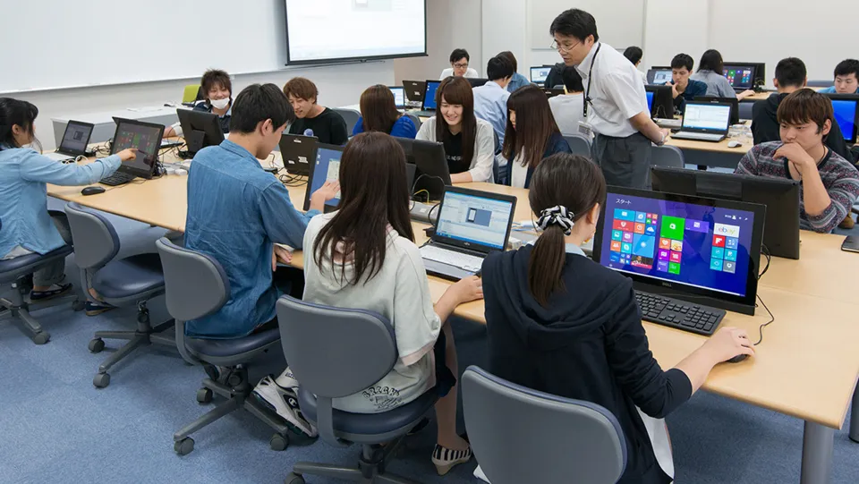 屋外で笑顔で話している佐藤 優成さん