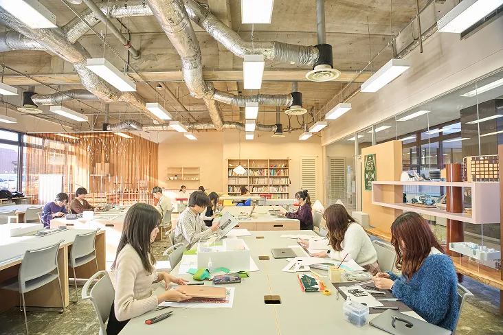 それぞれが必要なものを持ち込み作品制作に励む生徒達の風景