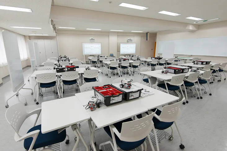 白を基調にした室内に座席の島がいくつも設置され、すべての島にLEGO社の教材機器が完備されている風景