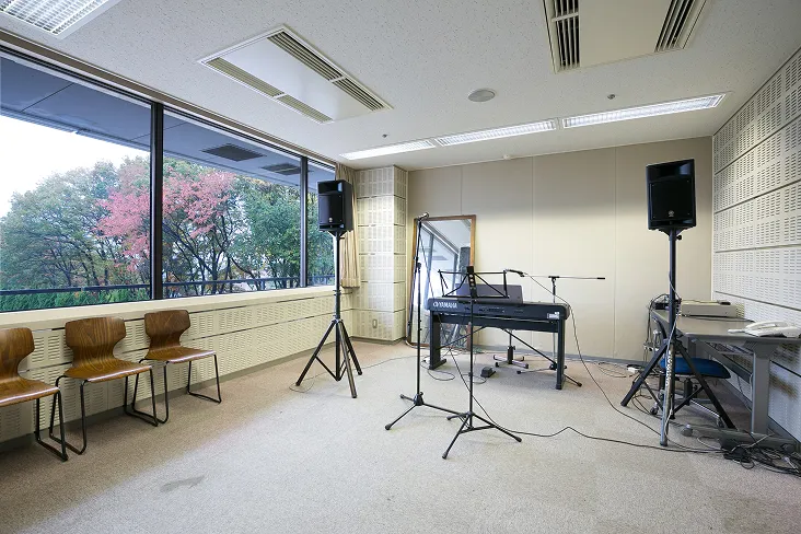 キーボードが設置され弾き語りも可能なヴォーカルレッスン向けの一画